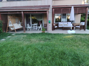 Garden Floor Flat in a Beachfront Complex with a Pool